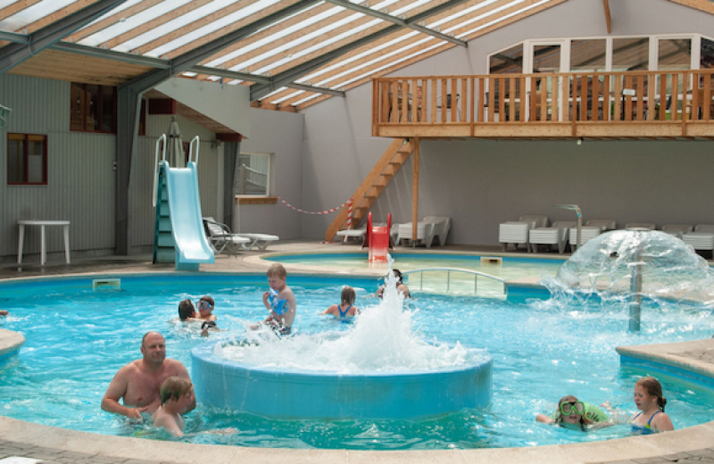 Stadtnaher Camping in schönster Natur, direkt am Badesee und nahe dem Stadtleben von Ry gelegen.