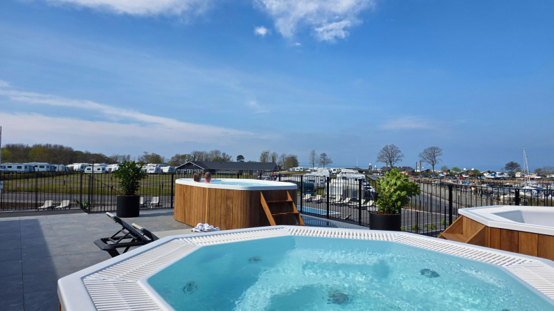 Direkt gelegen an Stadt, Strand und Marina – als einziger Campingplatz auf Fünen. Der Platz ist in zwei Bereiche unterteilt und befindet sich in ruhiger Umgebung mit angenehmer Atmosphäre und gutem Windschutz.