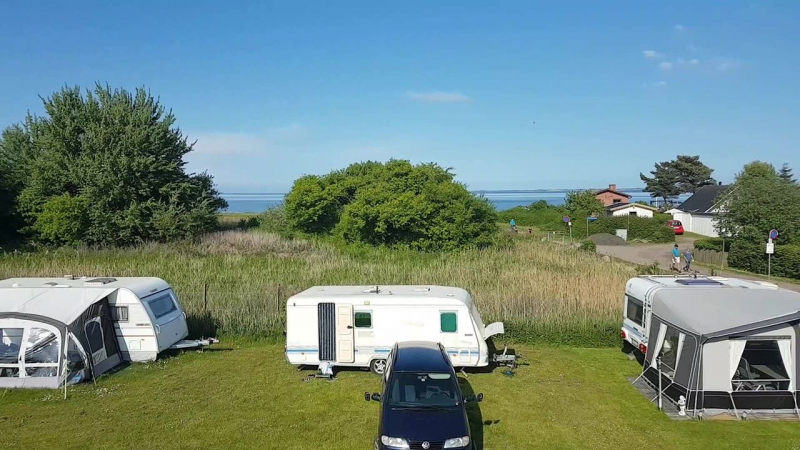 Echte Idylle, Nähe und Urlaub ganz ohne Stress …Er liegt direkt an einem schönen, kinderfreundlichen Sandstrand, an dem es einen Badesteg und eine Rutsche ins Wasser gibt.