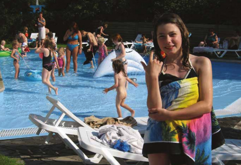 Außergewöhnlich begrünter Familienplatz mit perfektem Windschutz und Zugang zu Wald und Strand.