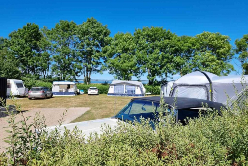 Genieße die Freiheit und entspanne dich auf dem First Camp Holbæk Fjord mit Blick auf den Isefjord.
