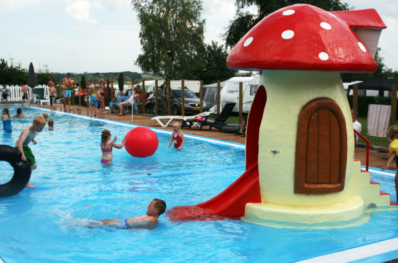 Nur sieben Kilometer außerhalb von Holbæk, mitten auf Seeland, liegt First Camp Tempelkrogen, der alles von wunderschöner und idyllischer Natur bis hin zu tollen Einrichtungen und Aktivitäten für die ganze Familie bietet. Der Platz befindet sich mit Blick auf den innersten Teil des Isefjords.