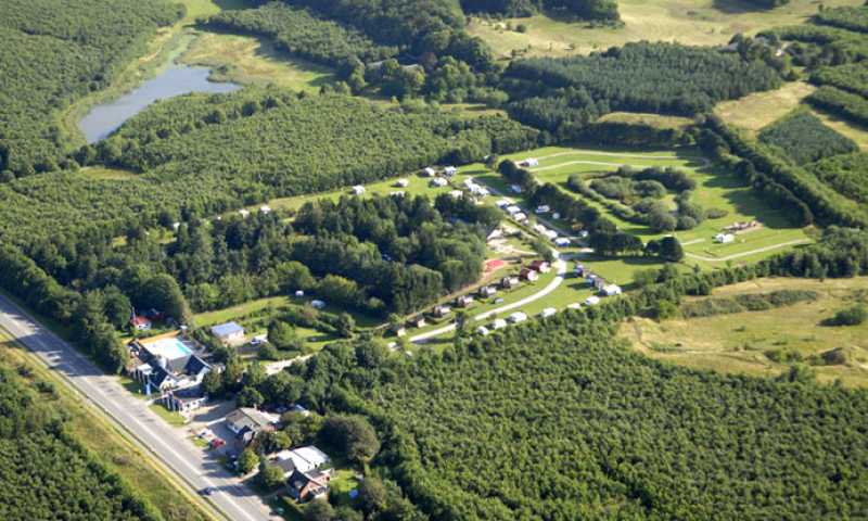 Durch seine Lage ist Aarhus Camping sowohl nah an der Großstadt als auch mitten in der Natur. Der Platz ist charmant und hügelig im Lisbjerg Wald angelegt, umgeben von grüner und naturschöner Umgebung.