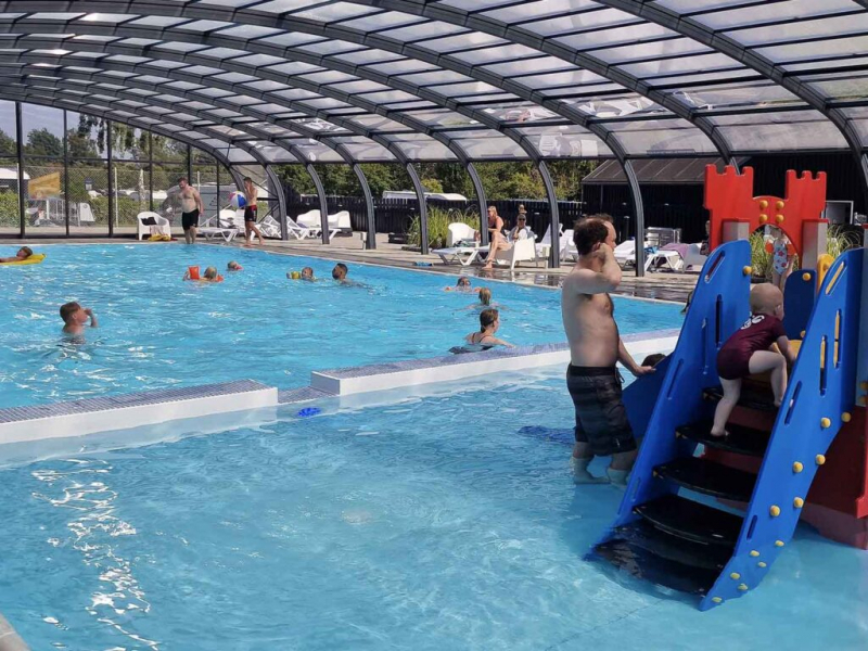 Hier ist das Wetter niemals eine Ausrede, um keinen Spaß zu haben. Wir haben Strand, überdachtes Schwimmbad und beheizten Whirlpool.
