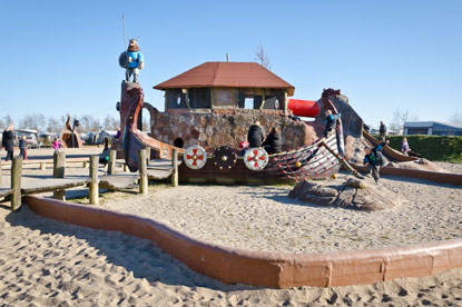 3 Meter Wikinger passt auf Hasmark Strand Feriepar